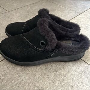 Clark’s Cloudsteppers faux fur lined Breeze Myth mules 9.5